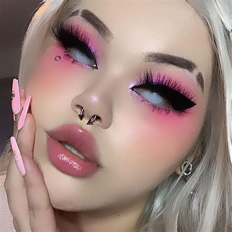 I Look So Cute Maybe I need to do this style of makeup  .